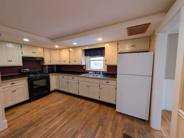 $2,495 | 30 Pleasant Street, Bristol, NH 03222