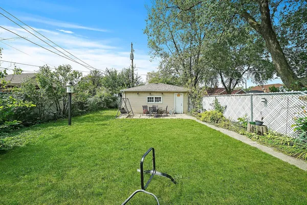 a view of a house with backyard and garden
