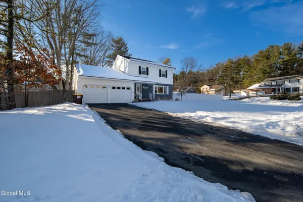$475,000 | 933 East Pine Hill Drive, Guilderland, NY 12303