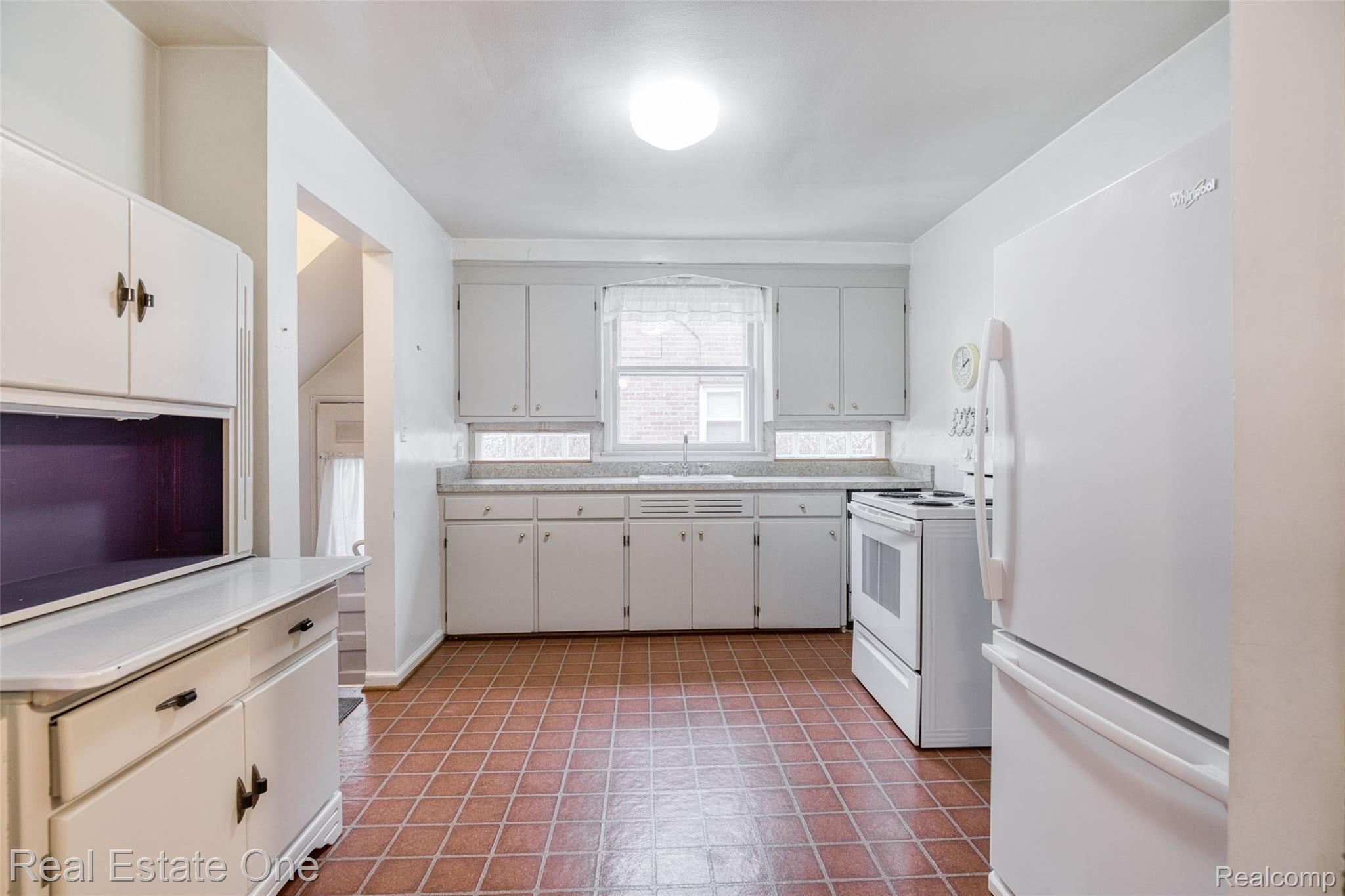 1009 Oxford Road Berkley, MI 48072 - Photo 8 of 23 592A1648.jpg