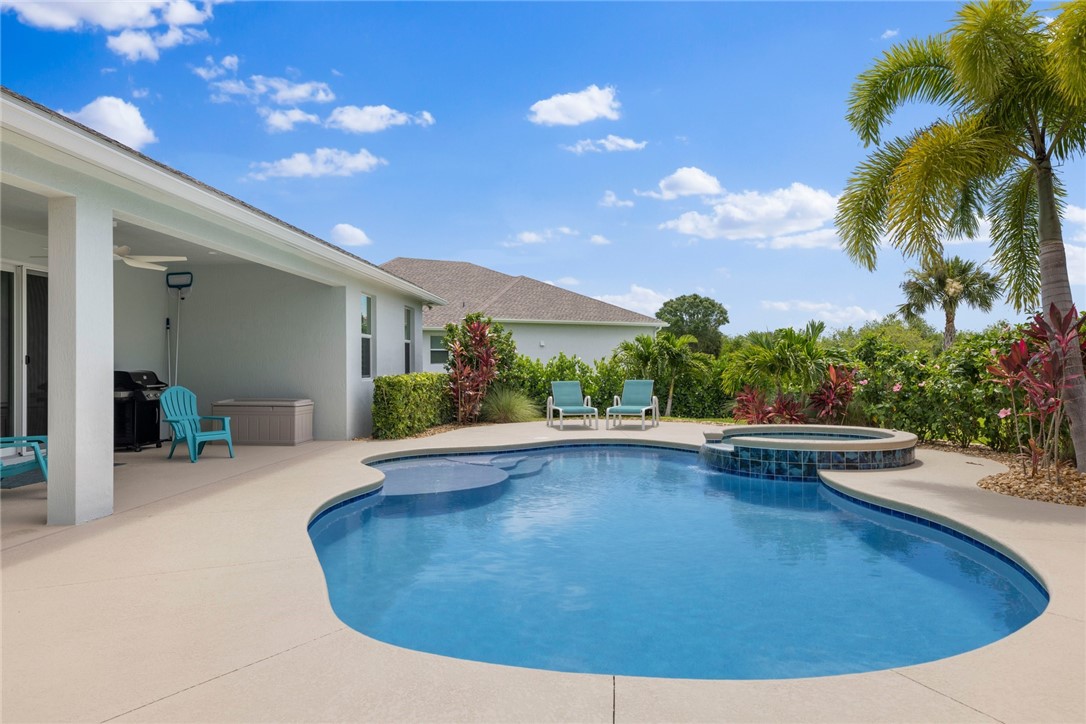 7203 33rd Square Vero Beach, FL 32967 - Photo 22 of 28 a view of a swimming pool with a patio