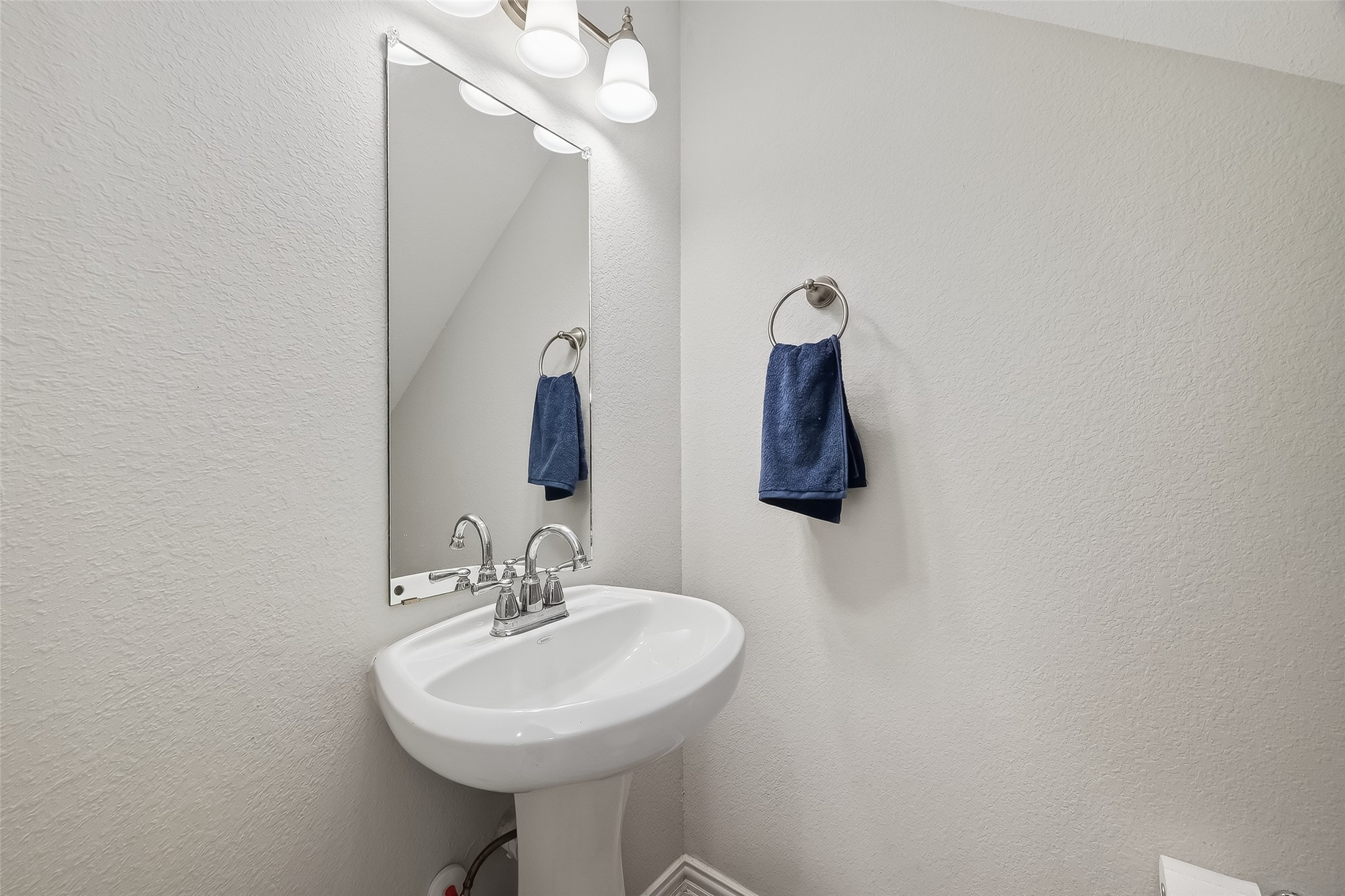 1411 Featherstone Street, Unit B Houston, TX 77020 - Photo 17 of 32 a bathroom with a sink a mirror and vanity