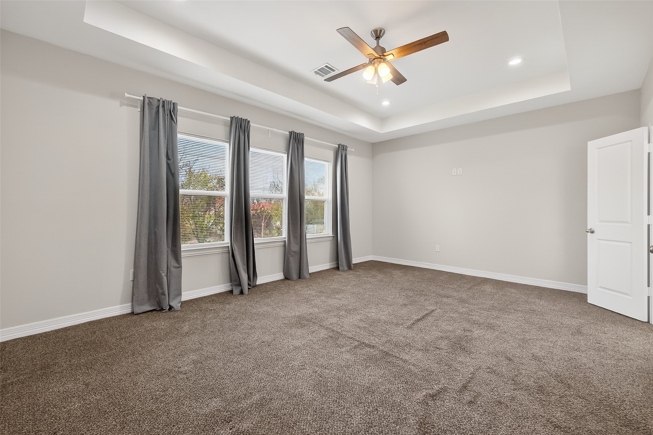 1411 Featherstone Street, Unit B Houston, TX 77020 - Photo 19 of 32 a view of a livingroom with a ceiling fan and window
