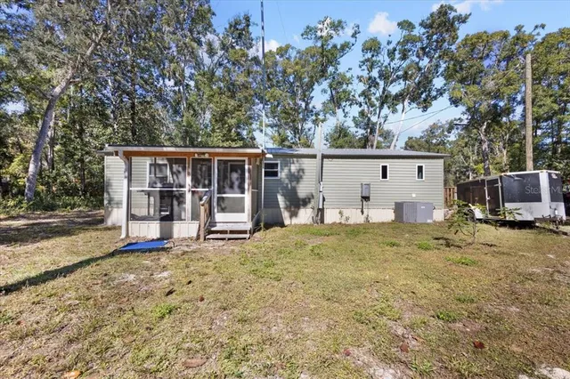 a view of a house with backyard