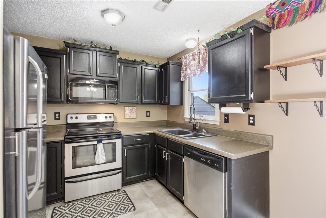 100 Henry Court Central, SC 29630 - Photo 9 of 39 This thoughtfully designed culinary space features ample cabinetry and modern appliances.
