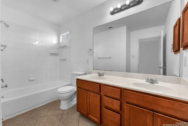 a view of a house with backyard