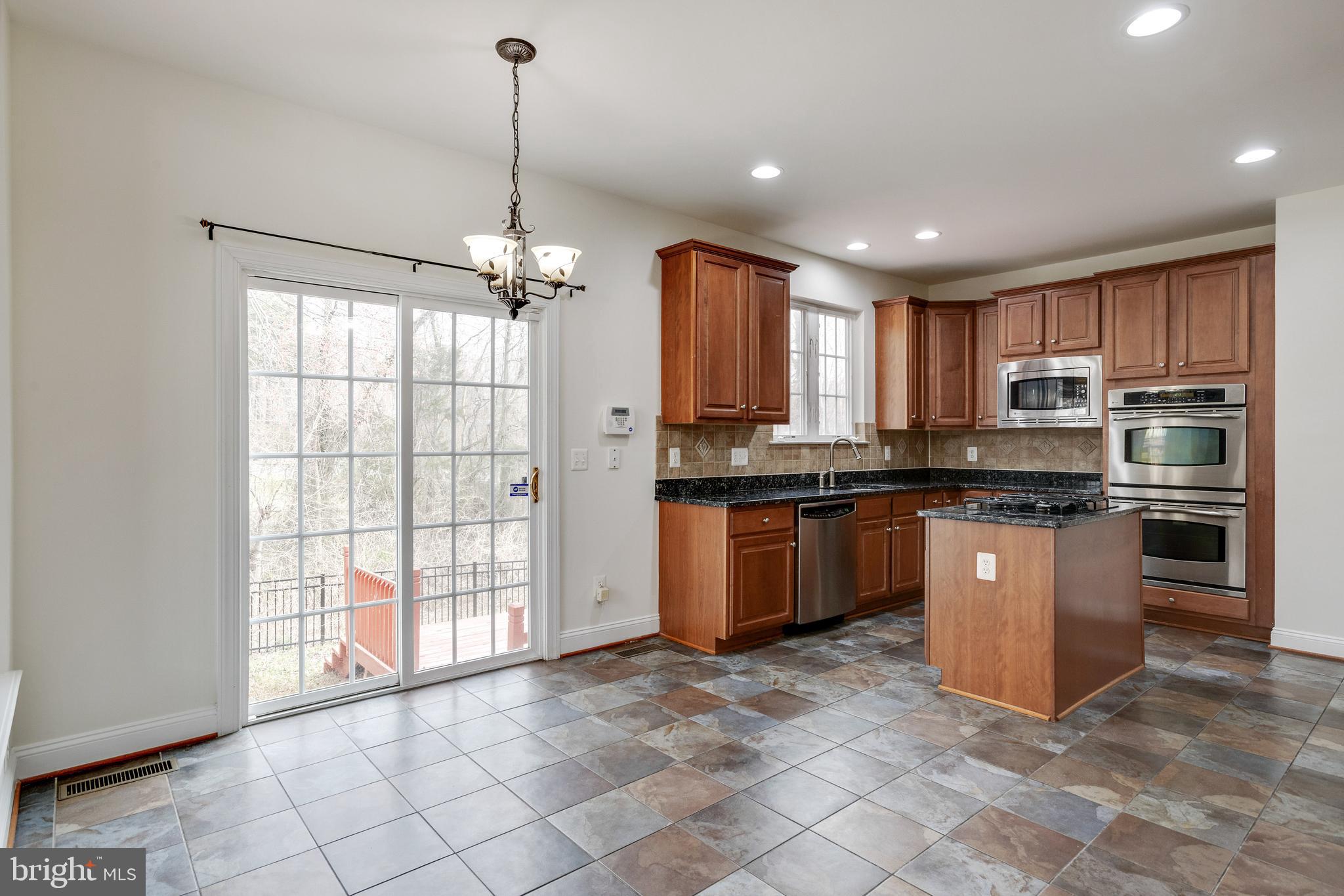 19237 Potomac Crest Drive Triangle, VA 22172 - Photo 5 of 56