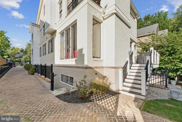 $3,500,000 | 2600 12th Street North, Arlington, VA 22201