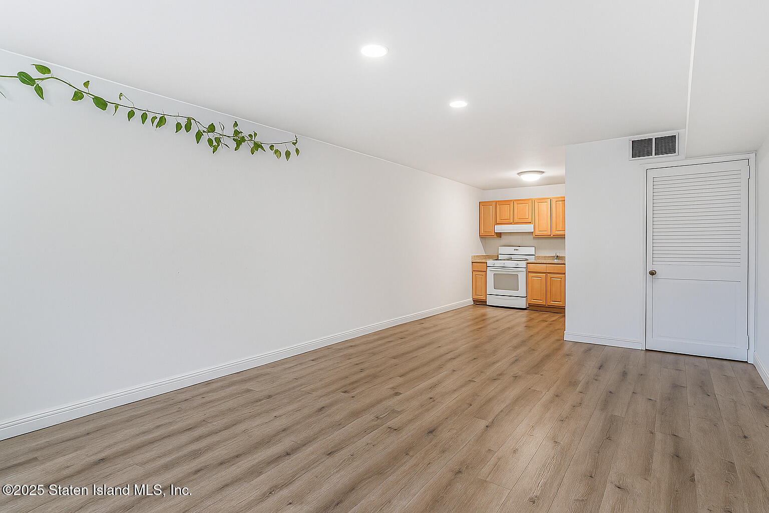 1069 Armstrong Avenue Staten Island, NY 10308 - Photo 5 of 8 Photo Dec 12 2025, 5 13 33 PM