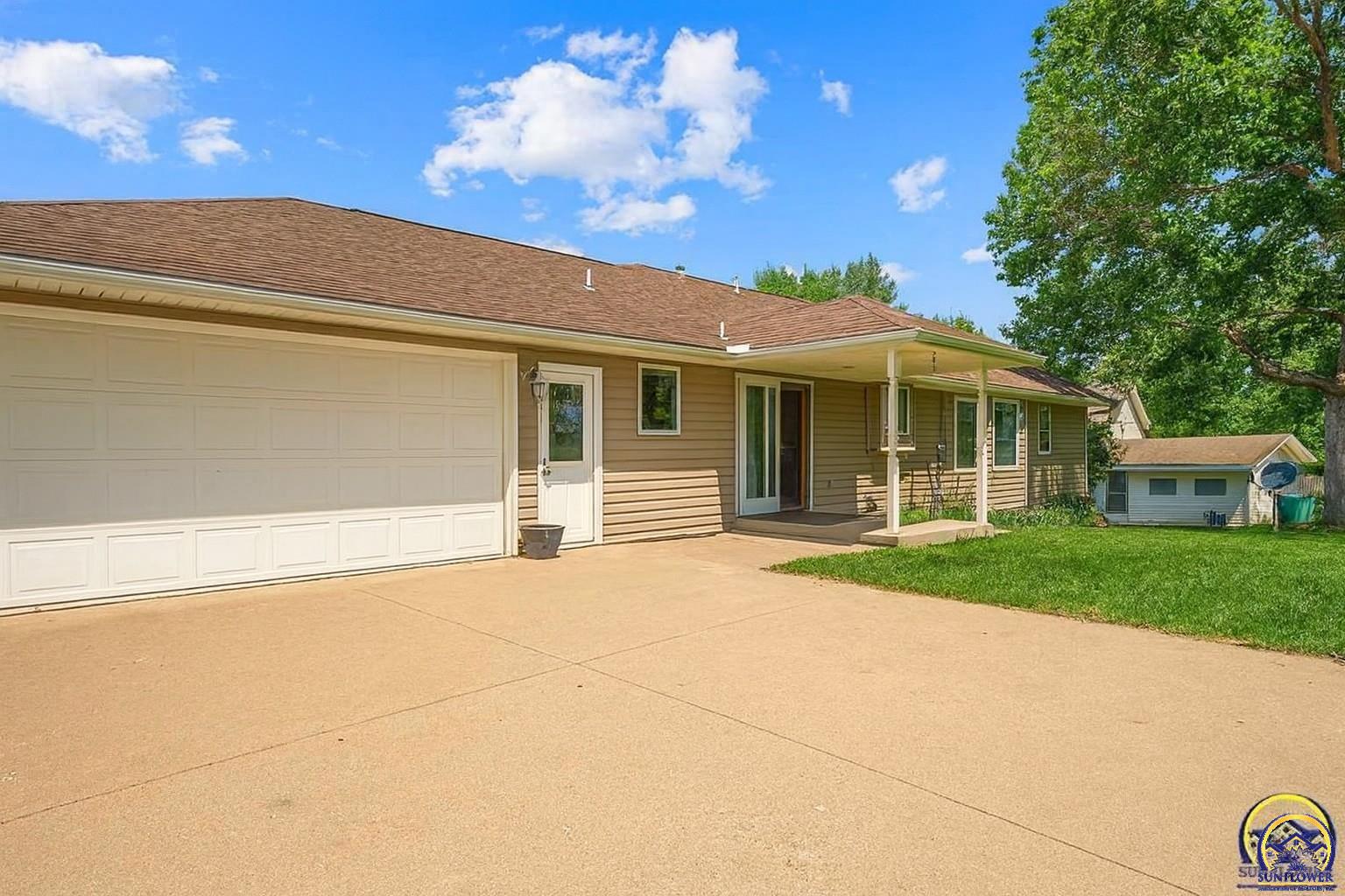 915 Walnut Street Valley Falls, KS 66088 - Photo 5 of 54