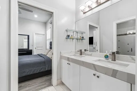 a en suite bathroom with a double vanity sink and mirror