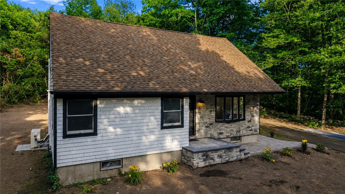 380 Brayton Road Tiverton, RI 02878 - Photo 4 of 36
