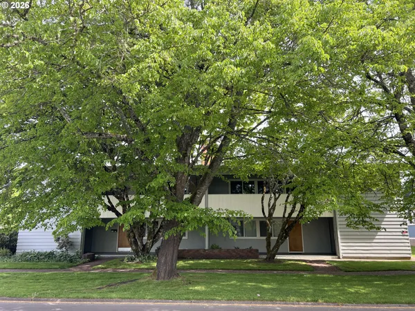 a view of a yard in front of a house