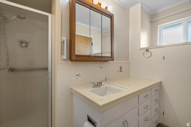 65 100 West Henefer, UT 84033 - Photo 9 of 34 Large hall Bathroom with separate tub and shower.