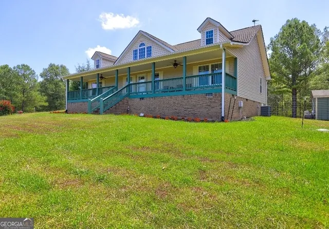 a view of an house with backyard and entertaining space