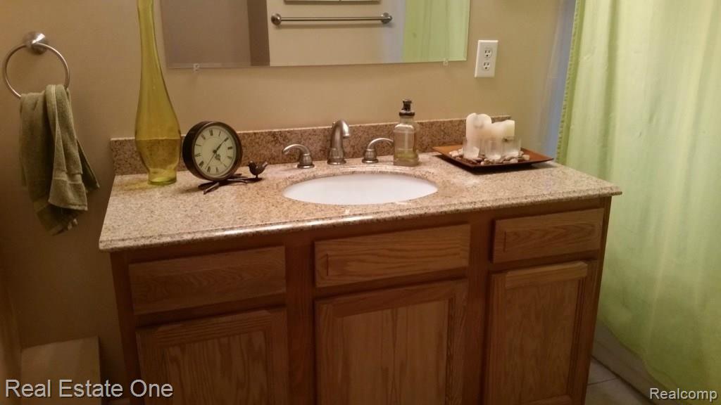 5434 Clarkston Road Clarkston, MI 48348 - Photo 12 of 17 bath up 2.jpg