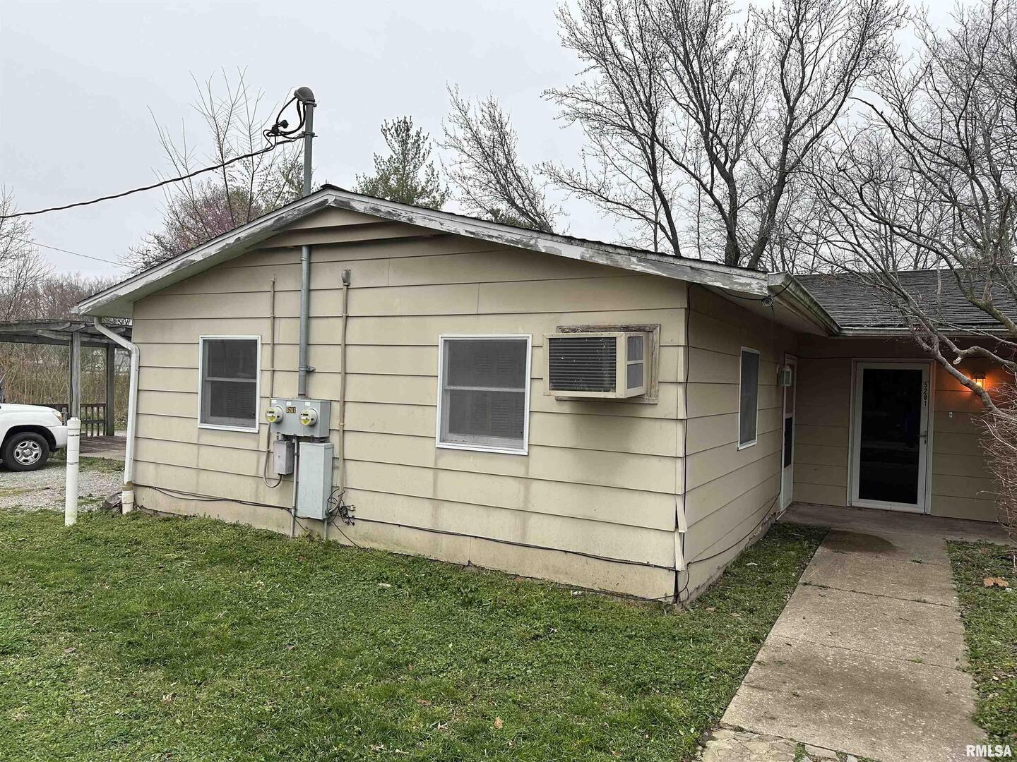 5281-5287 Country Club Road, Unit 2 Murphysboro, IL 62966 - Photo 14 of 27 a front view of a house with a garden