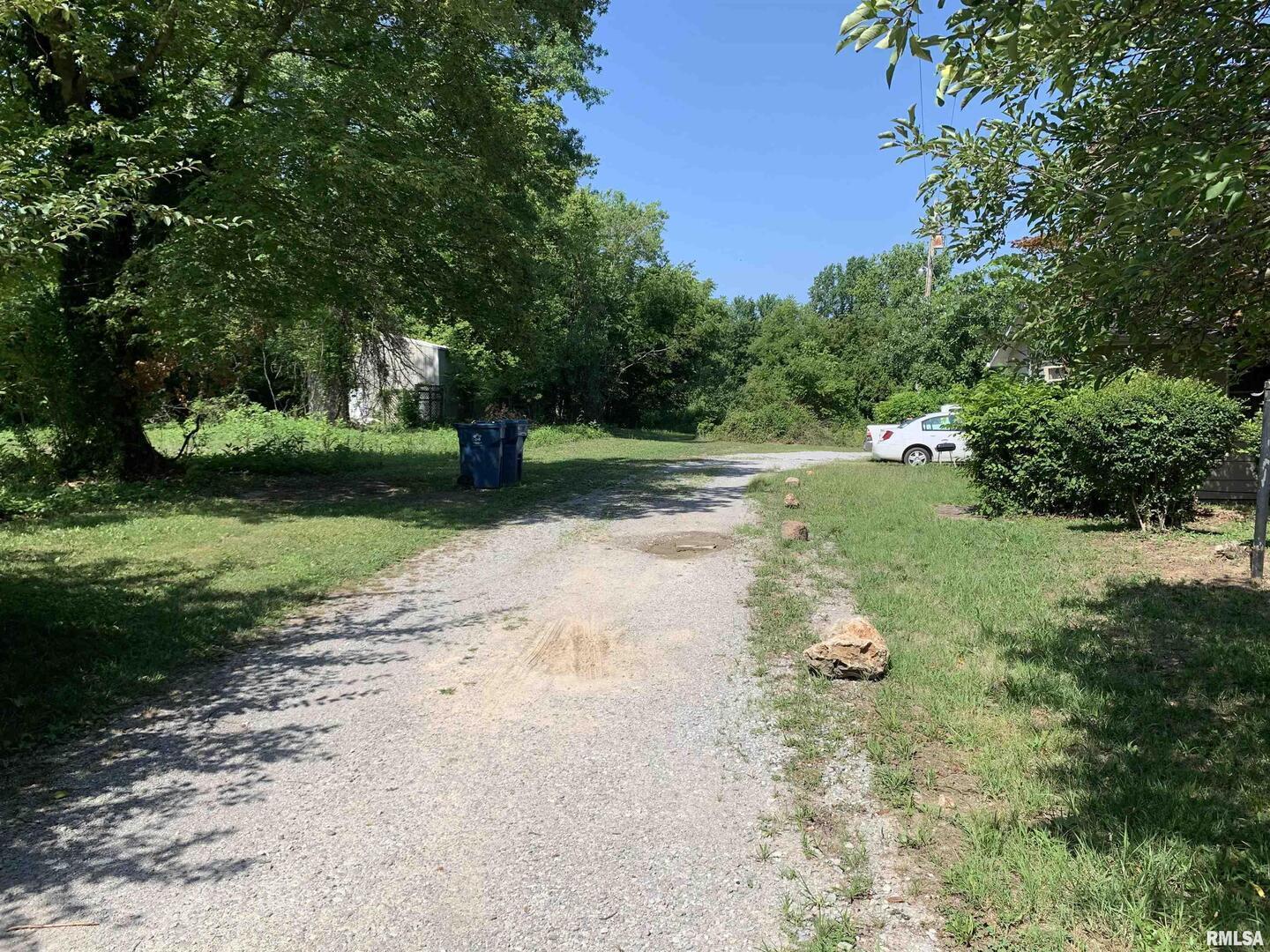 5281-5287 Country Club Road, Unit 2 Murphysboro, IL 62966 - Photo 21 of 27 a view of a yard with plants and trees
