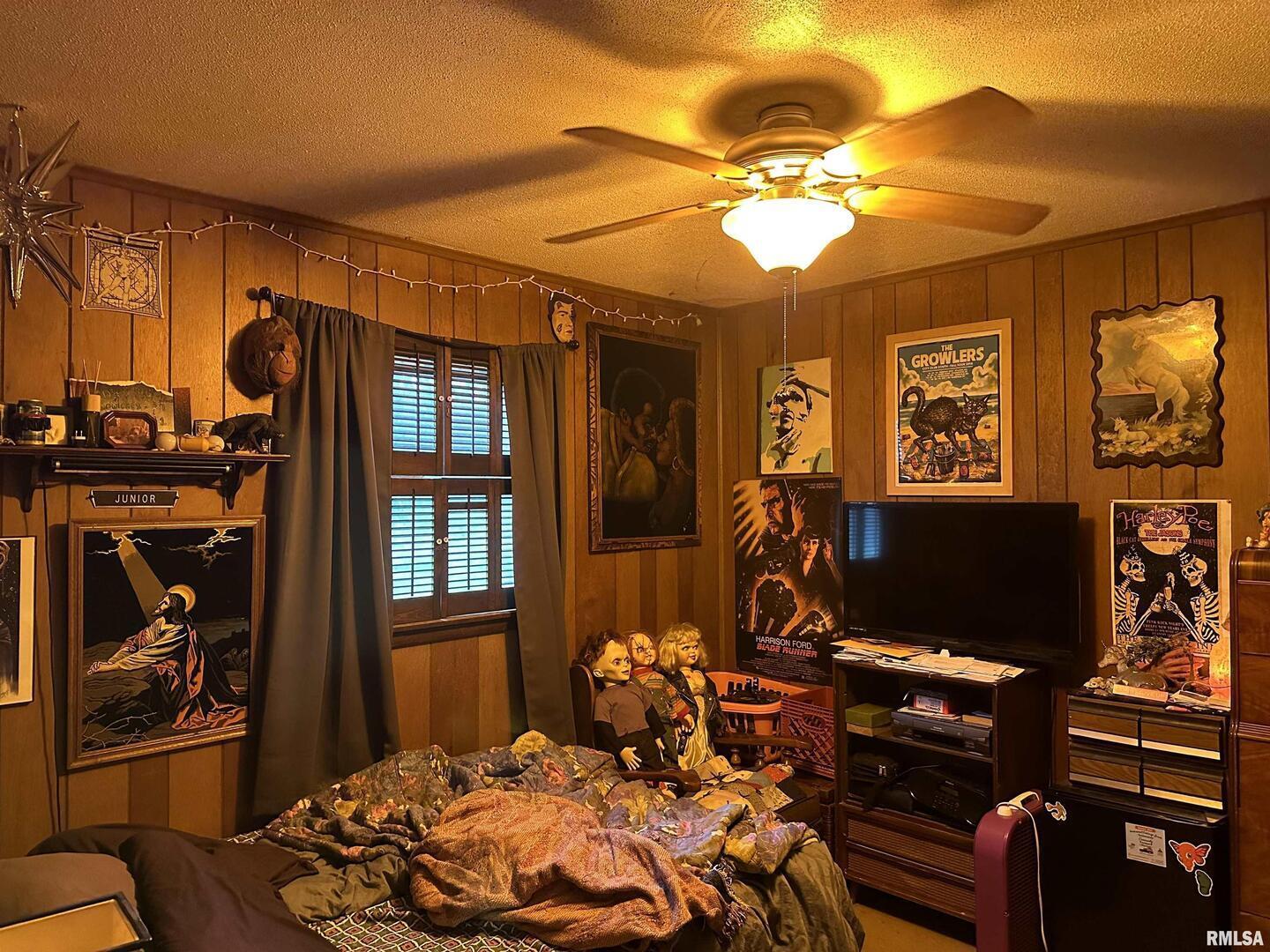 5281-5287 Country Club Road, Unit 2 Murphysboro, IL 62966 - Photo 9 of 27 a bedroom with a bed and flat screen tv