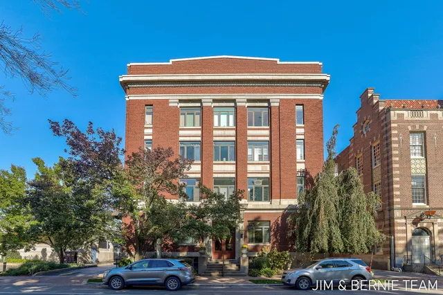 $369,900 | 17 West 10th Street, Unit 420, Holland, MI 49423