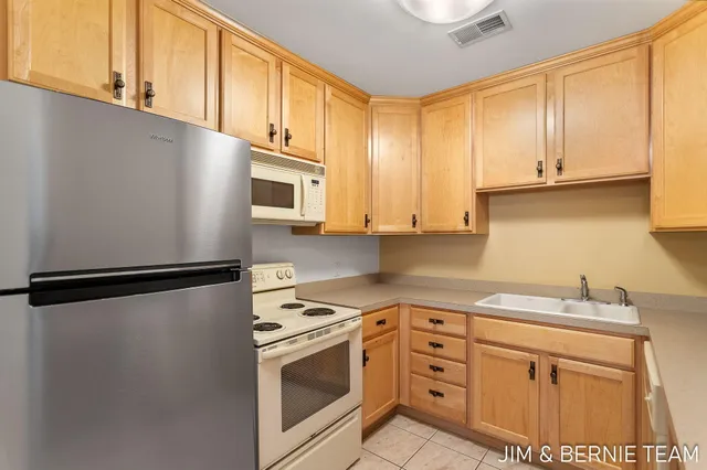 $369,900 | 17 West 10th Street, Unit 420, Holland, MI 49423