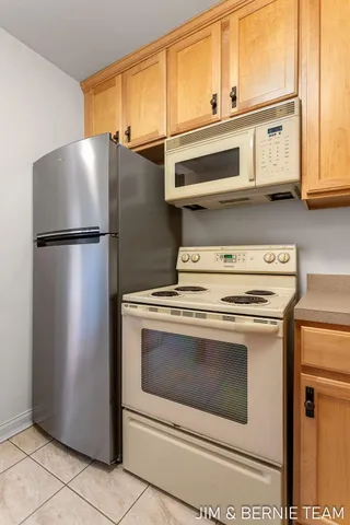 $369,900 | 17 West 10th Street, Unit 420, Holland, MI 49423