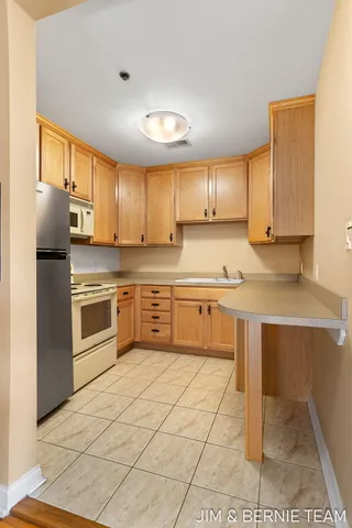 $369,900 | 17 West 10th Street, Unit 420, Holland, MI 49423