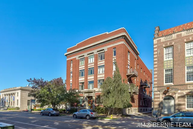 $369,900 | 17 West 10th Street, Unit 420, Holland, MI 49423