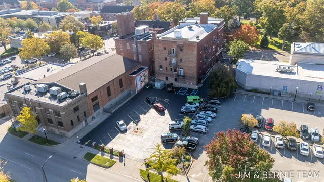 $369,900 | 17 West 10th Street, Unit 420, Holland, MI 49423