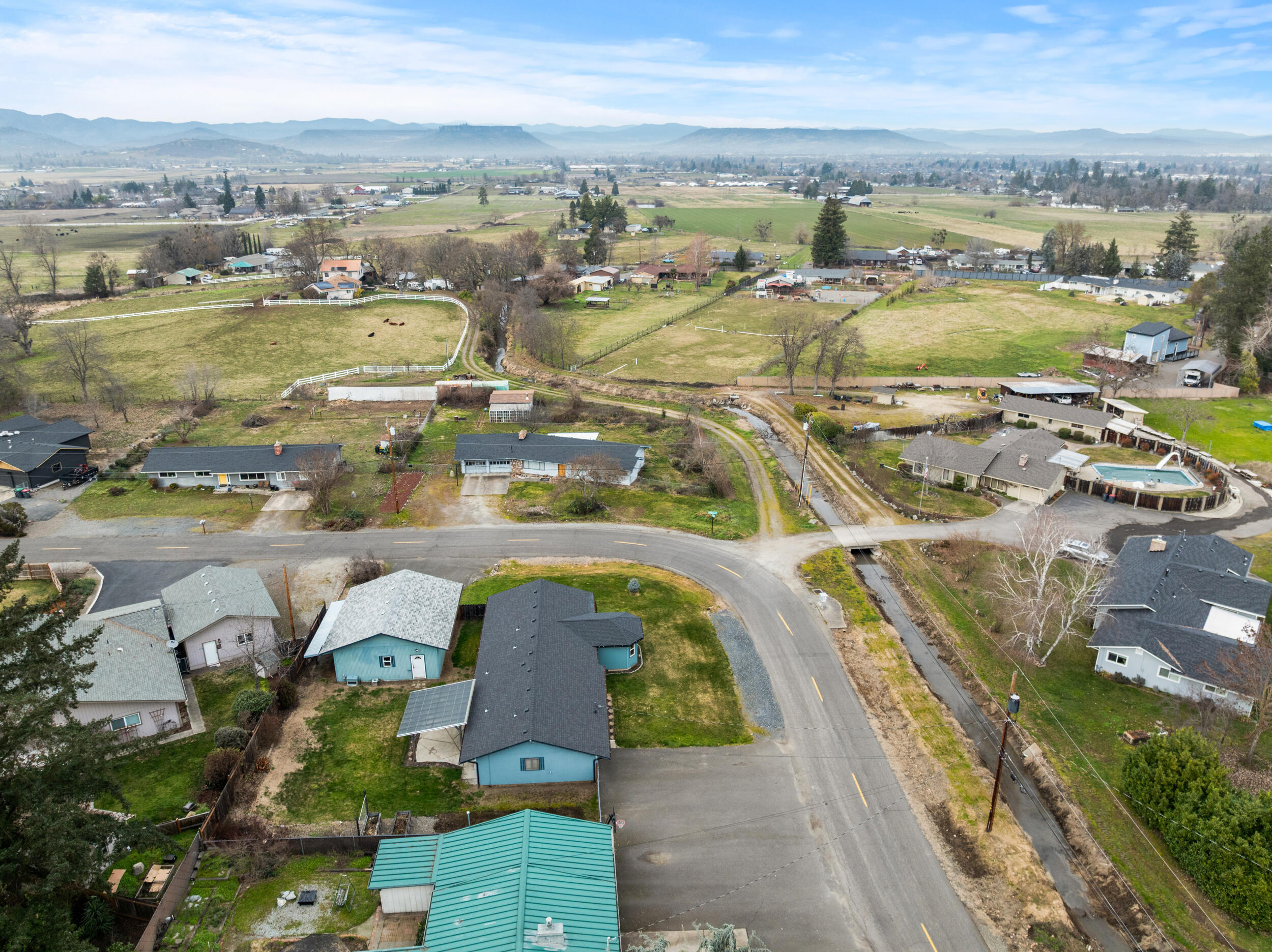 3371 Freeland Road Central Point, OR 97502 - Photo 4 of 38 3371-freeland-rd-dr-08