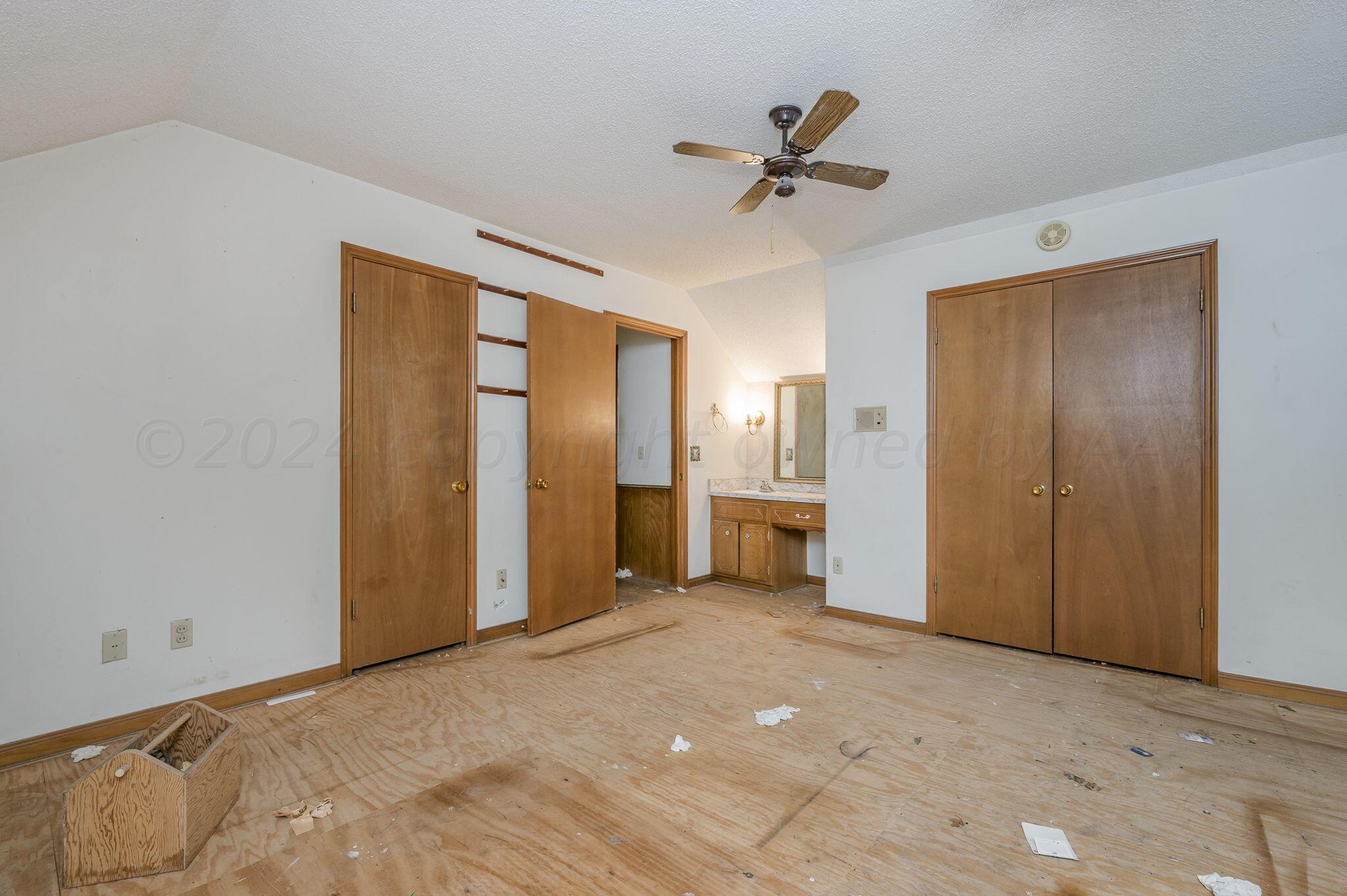 503 Cherry Avenue Dumas, TX 79029 - Photo 9 of 13 a view of a livingroom with a ceiling fan