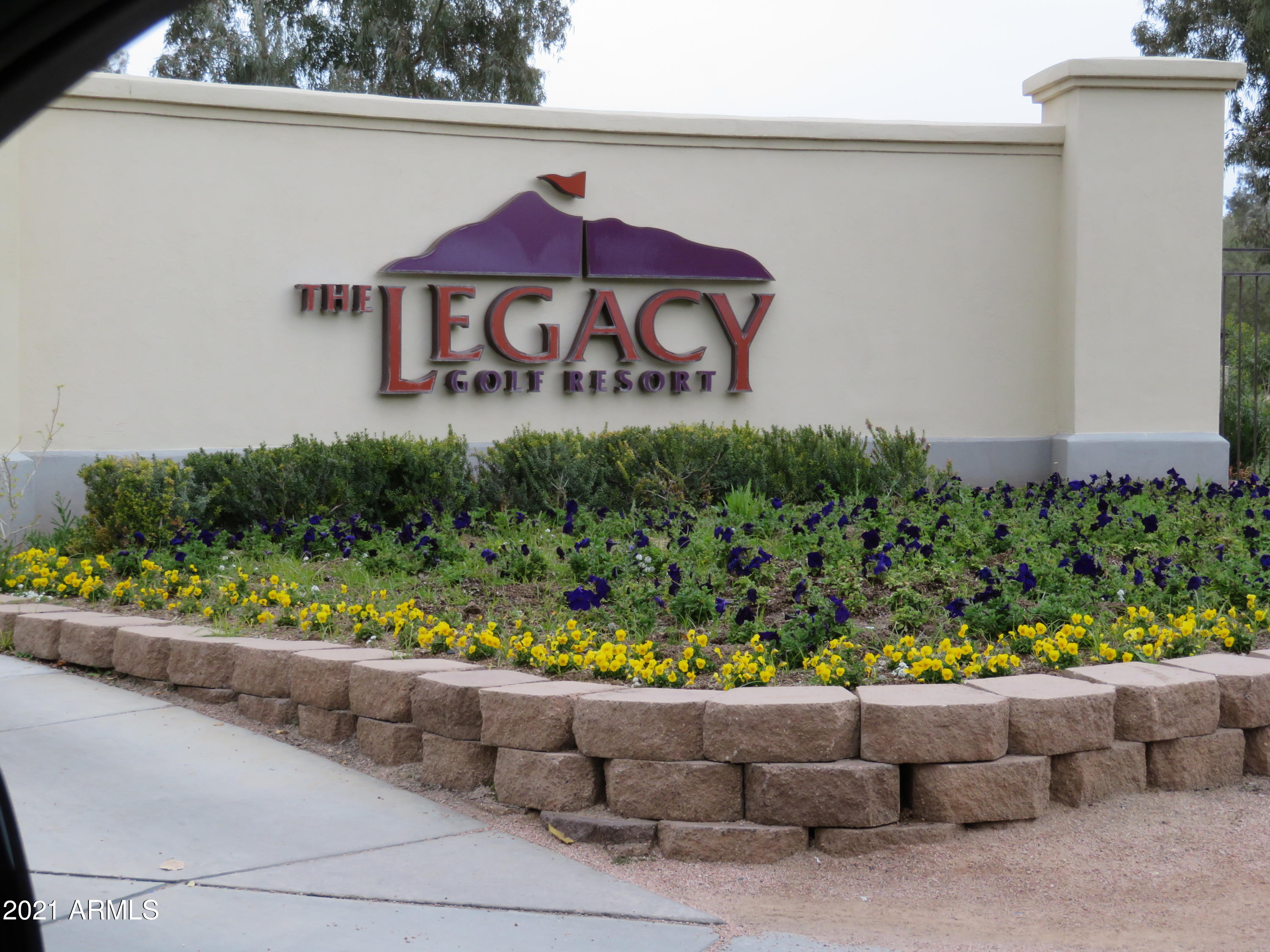 7013 South Golfside Lane Phoenix, AZ 85042 - Photo 3 of 44 Legacy entry
