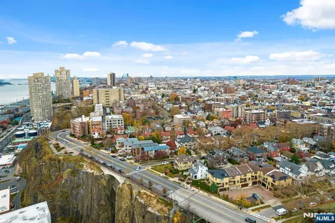 a picture of city view with lake view