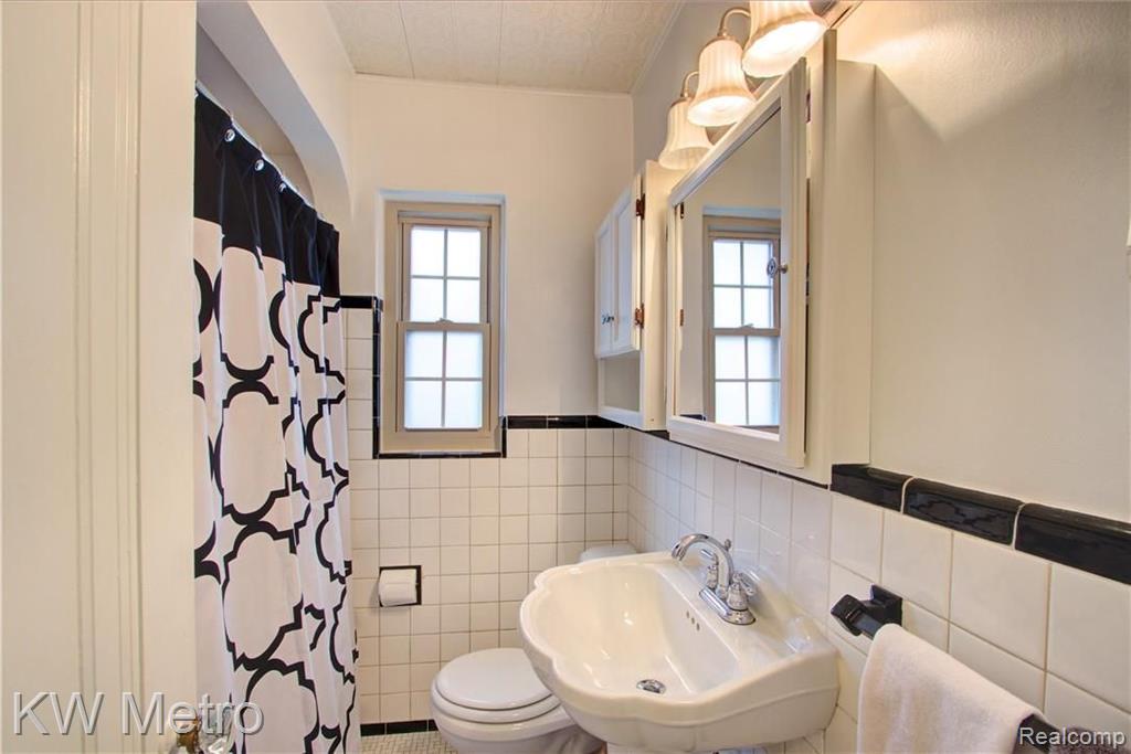 1800 Hampton Road Grosse Pointe Woods, MI 48236 - Photo 23 of 35