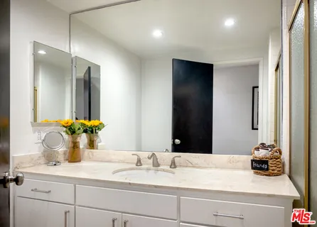 $845,000 | 7259 Hillside Avenue, Unit 202, Los Angeles, CA 90046