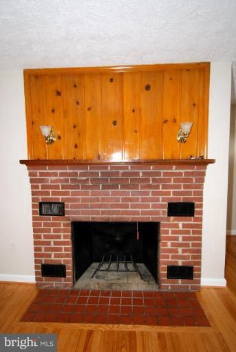 19289 Gleedsville Road Leesburg, VA 20175 - Photo 5 of 29 Fireplace