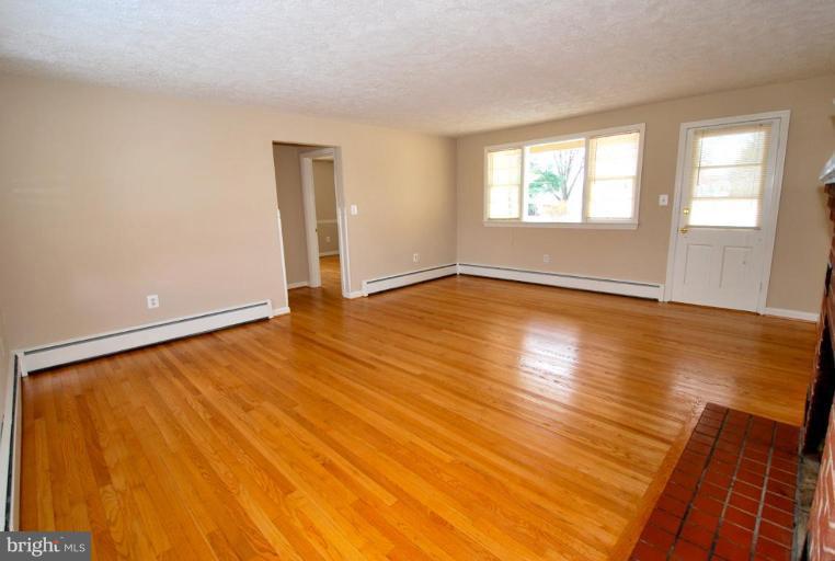 19289 Gleedsville Road Leesburg, VA 20175 - Photo 6 of 29 Family Room