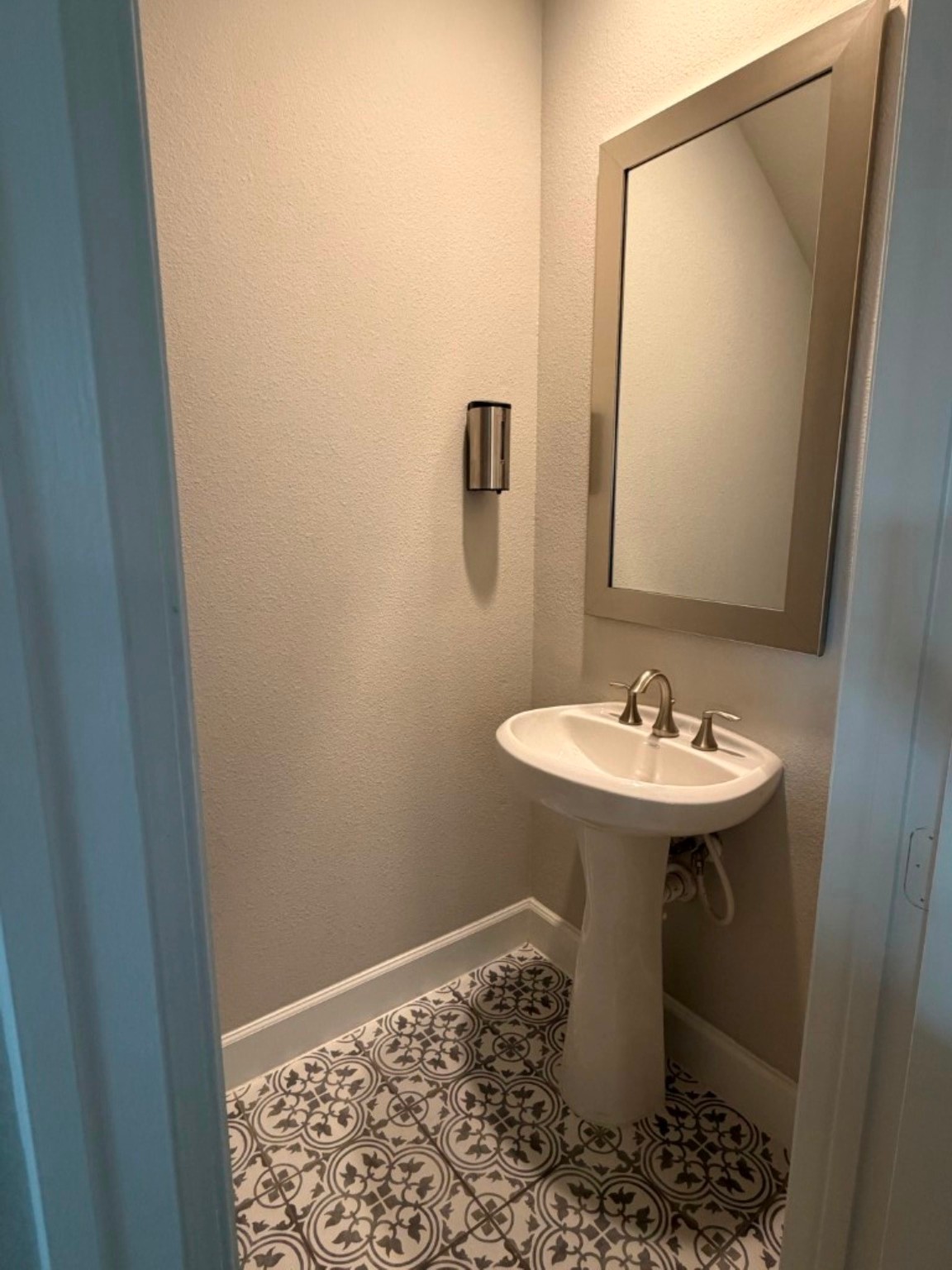 4610 Center Street Houston, TX 77007 - Photo 15 of 36 a bathroom with a sink a toilet and mirror