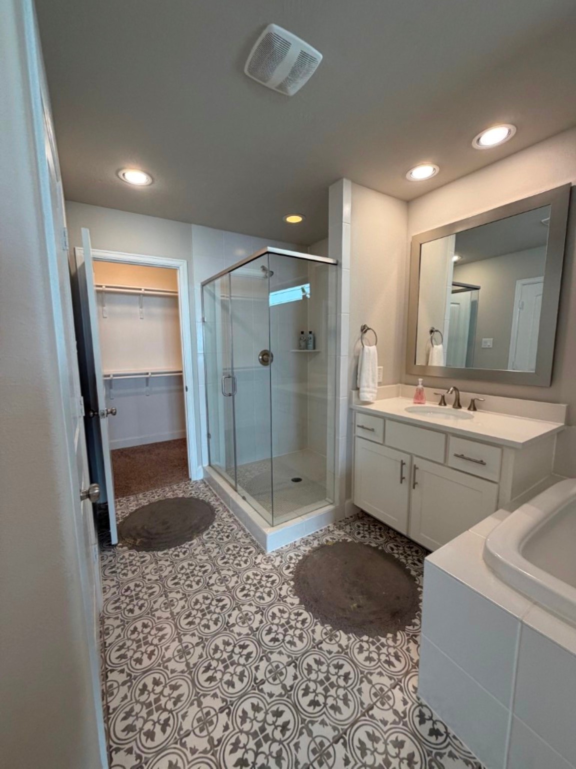 4610 Center Street Houston, TX 77007 - Photo 18 of 36 a bathroom with a sink a toilet a mirror and shower