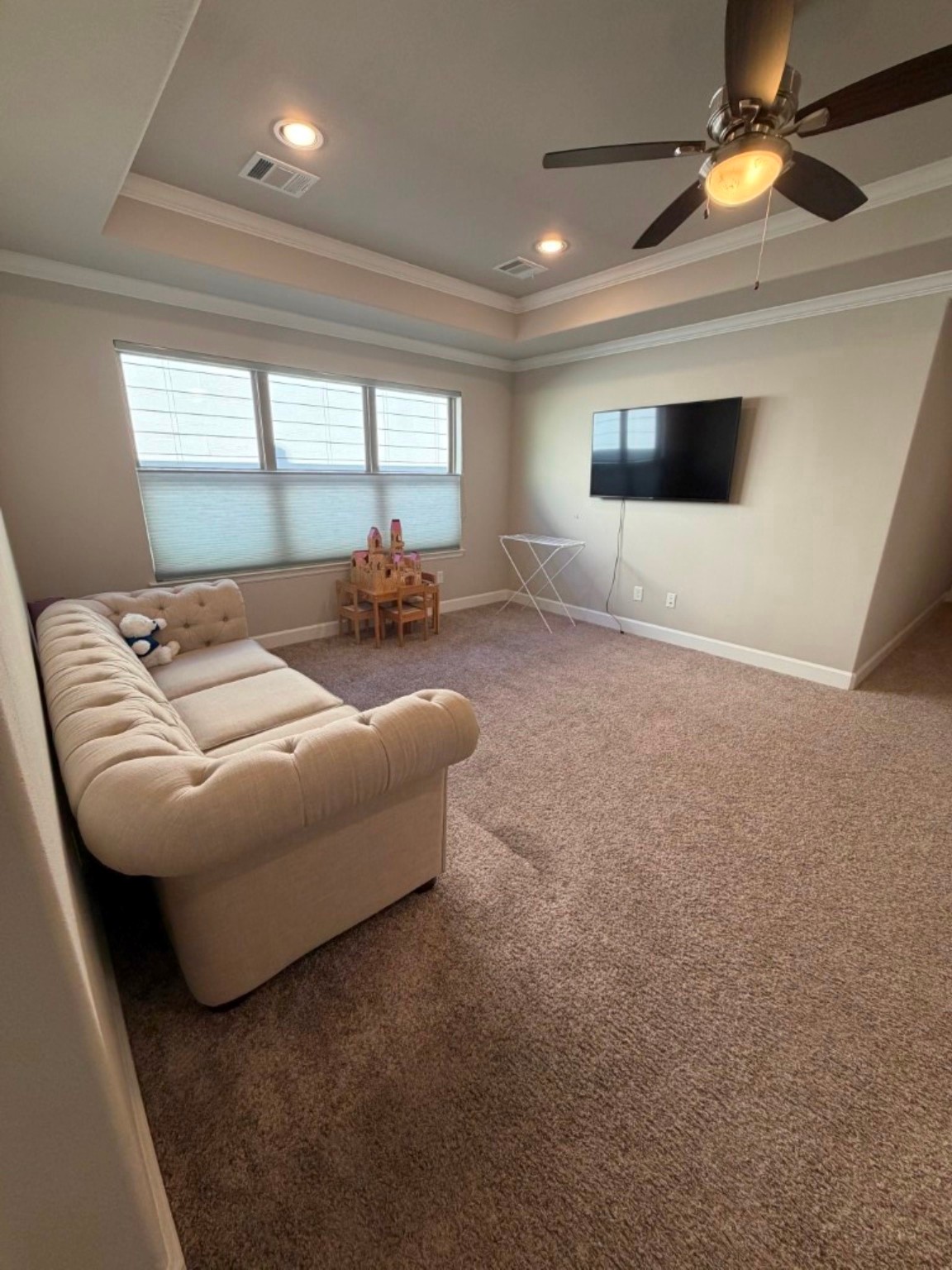 4610 Center Street Houston, TX 77007 - Photo 23 of 36 a living room with furniture and a flat screen tv