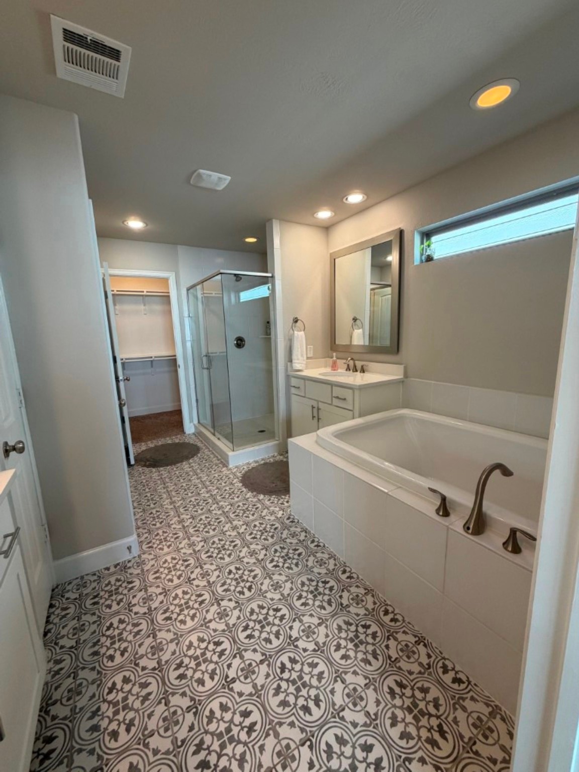 4610 Center Street Houston, TX 77007 - Photo 32 of 36 a bathroom with a bathtub and a shower