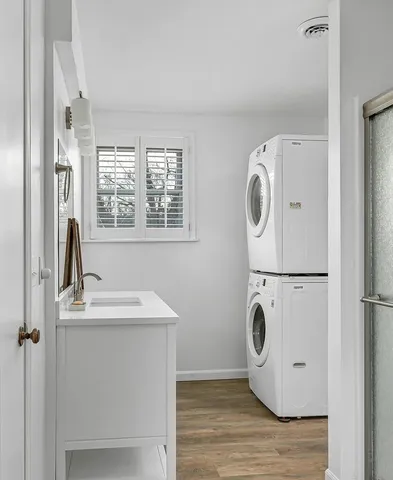 a view of kitchen with washer and dryer