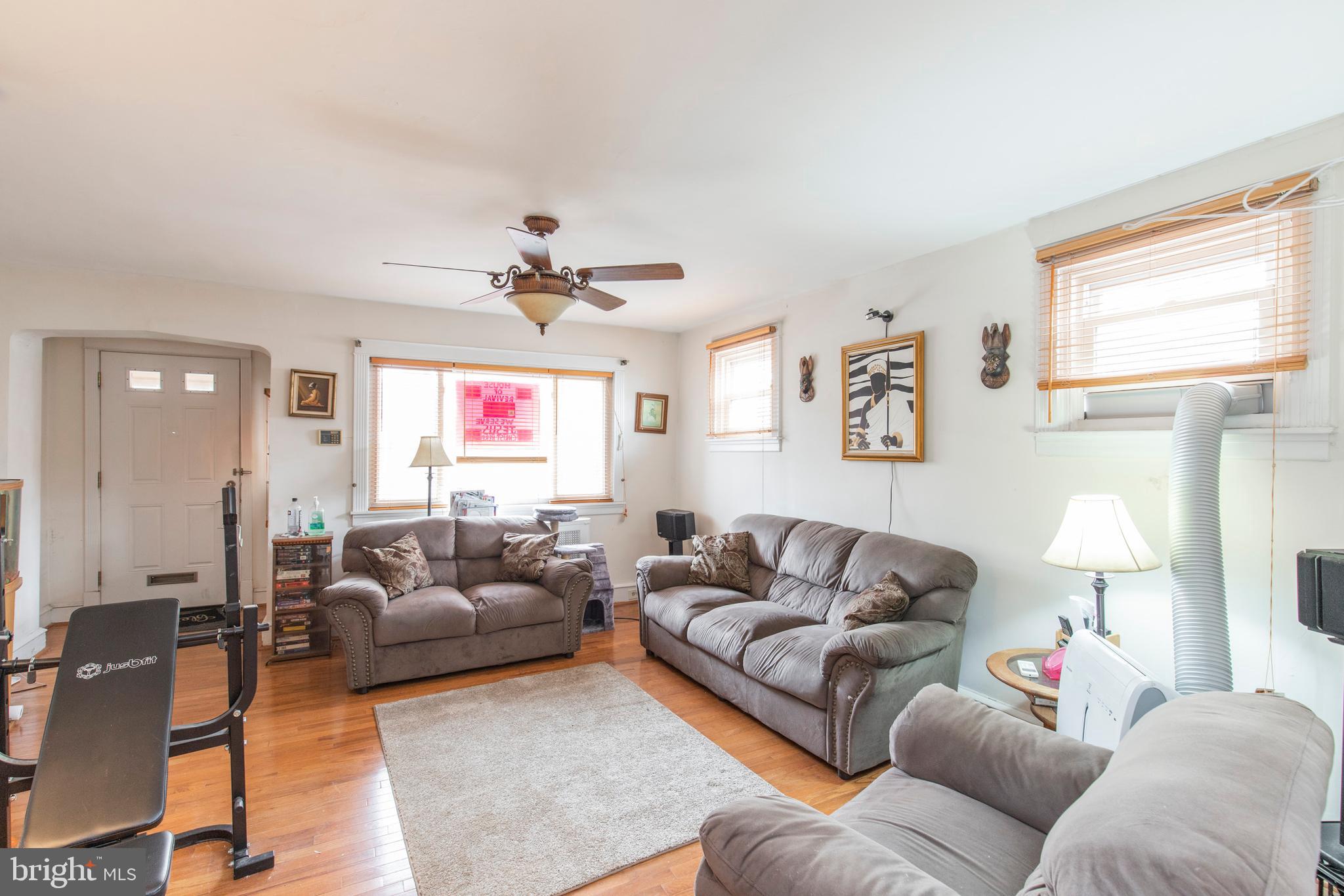 299 Sanford Road Upper Darby, PA 19082 - Photo 4 of 35 Sunny and Bright