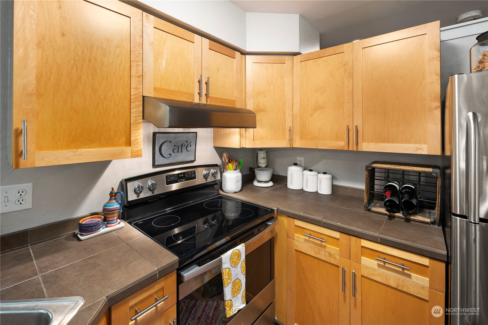 3914 243rd Place Southeast, Unit L401 Bothell, WA 98021 - Photo 11 of 25 a kitchen with a stove and a microwave