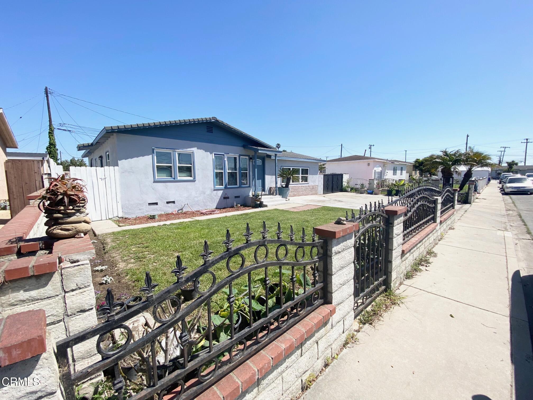 233 Smith Street Oxnard, CA 93033 - Photo 6 of 40 IMG_6913 (1)