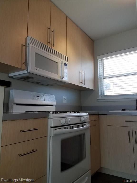 2716 West Thirteen Mile Road Royal Oak, MI 48073 - Photo 14 of 17