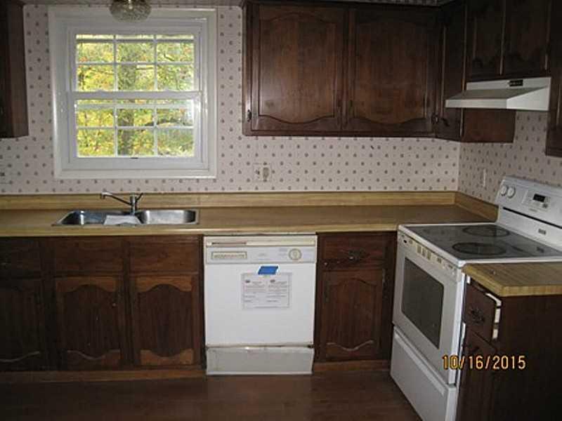 123 Crosslands Road Butler, PA 16002 - Photo 3 of 11 Kitchen.