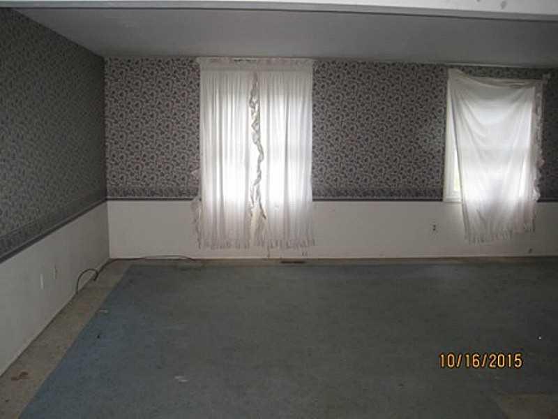 123 Crosslands Road Butler, PA 16002 - Photo 4 of 11 Living Room.
