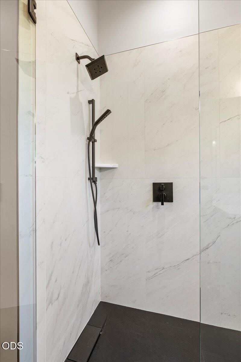 391 Clinton Street Ashland, OR 97520 - Photo 29 of 41 a bathroom with a shower
