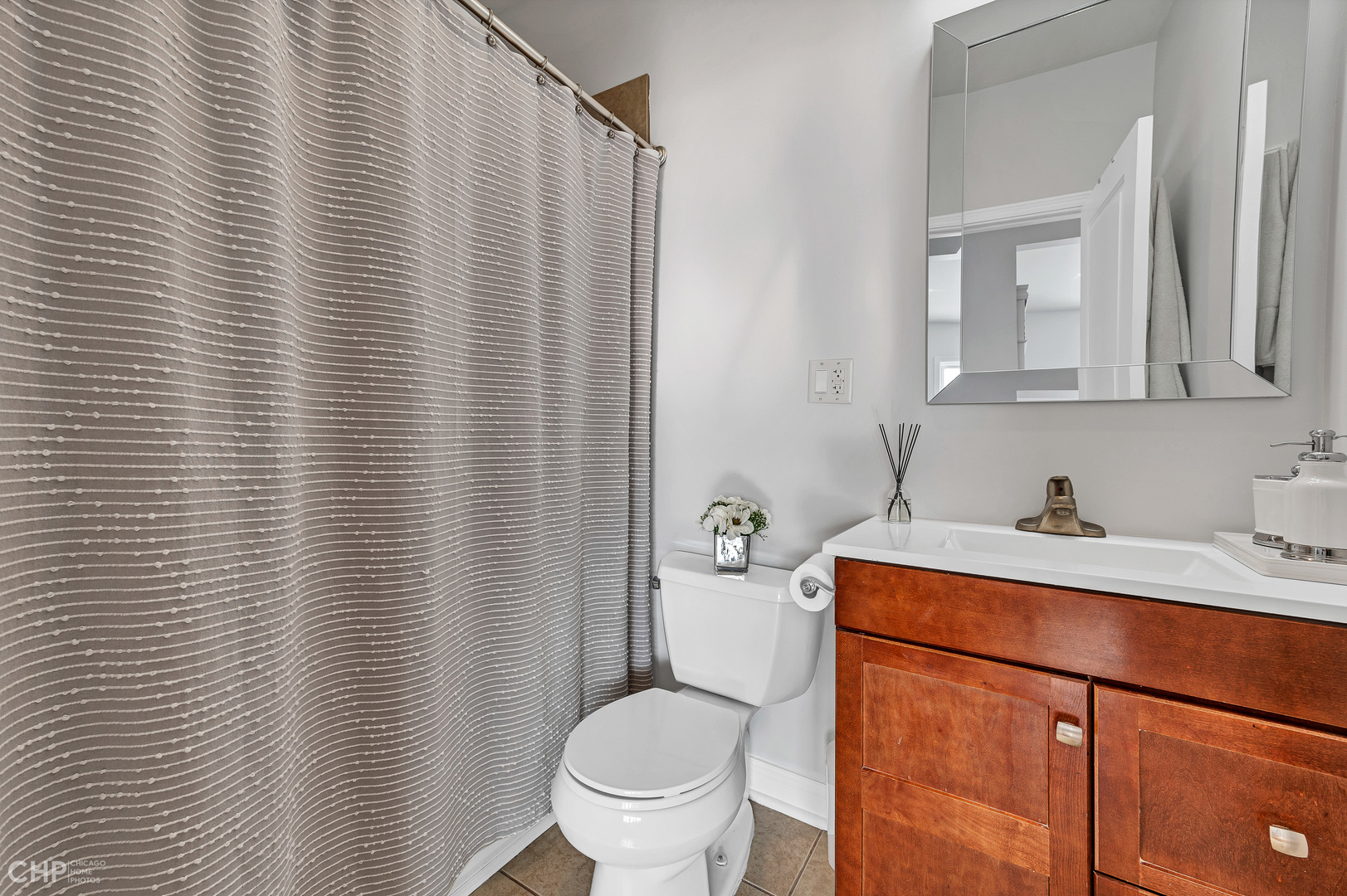 4841 West Berenice Avenue Chicago, IL 60641 - Photo 12 of 34 a bathroom with a toilet a sink and a window
